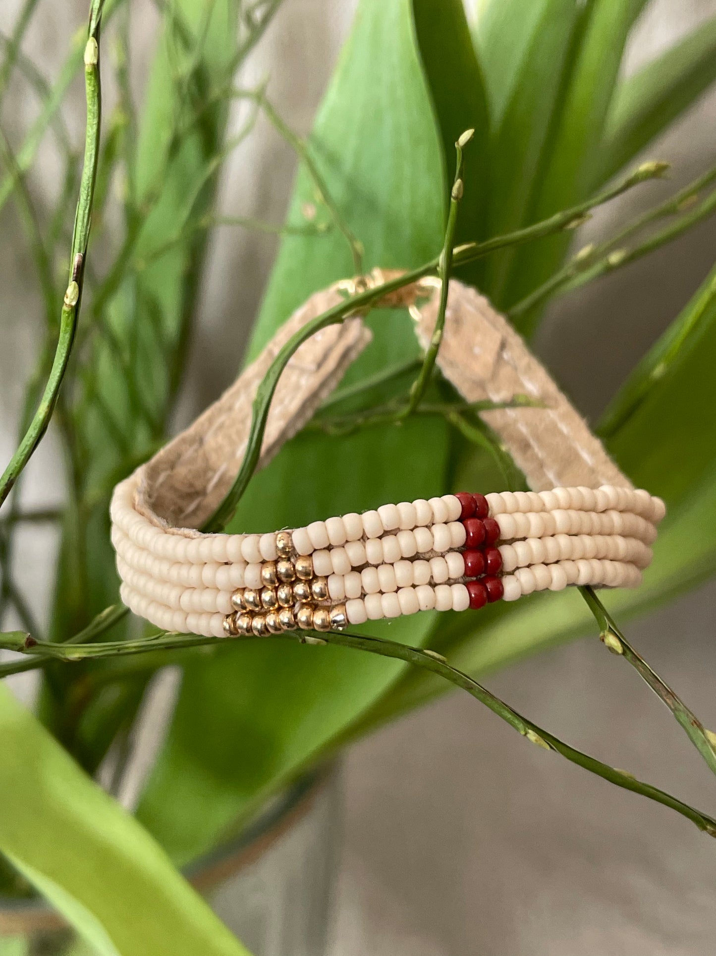 Pembetatu armband ecru/donkerrood